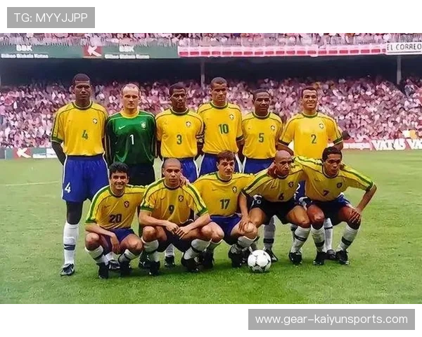 足球界传奇：十大球星退役时间表与他们的辉煌瞬间回顾